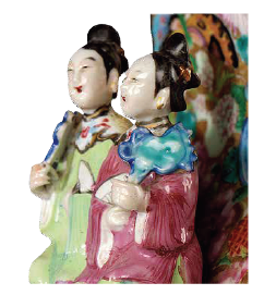 圖為清道光廣彩開(kāi)光花蝶人物紋雙人耳方口扁瓶細(xì)節(jié)圖，此瓶雙耳是東方仕女造型，蓋紐是西方圣母造型，這種中西組合的造型十分少見(jiàn)，反映出當(dāng)時(shí)中西文化的交流和融合。（來(lái)源：廣州十三行博物館）