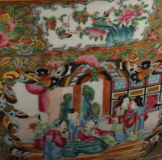 圖為清光緒廣彩描金開光花鳥人物紋潘趣大碗細節(jié)圖。（來源：廣州十三行博物館）