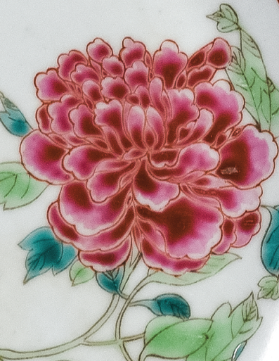 圖為清代粉彩花卉紋碟細節(jié)圖，碟心繪芍藥花卉紋。（來源：廣州十三行博物館）