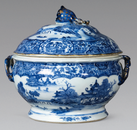 “外銷(xiāo)瓷”是指我國(guó)生產(chǎn)的，專(zhuān)門(mén)銷(xiāo)往國(guó)外的瓷器，清代“一口通商”時(shí)期，中國(guó)瓷器遠(yuǎn)銷(xiāo)歐美，對(duì)歐美人民生活影響深遠(yuǎn)。這一時(shí)期輸出的瓷器種類(lèi)眾多，有粉彩、廣彩、青花、五彩等，器物造型及紋飾圖案既保留了中國(guó)制瓷藝術(shù)的傳統(tǒng)特征，又汲取了歐美的藝術(shù)精華，從而燒制出了大量精美的瓷器。圖為清中期青花庭院山水紋花鈕蓋盅。（來(lái)源：廣州十三行博物館）