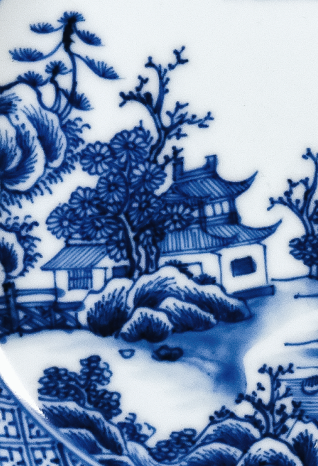 圖為清代青花山水樓閣紋碟細(xì)節(jié)圖，此碟圖案清新，格調(diào)高遠(yuǎn)，給人以恬靜清雅之感。（來(lái)源：廣州十三行博物館）