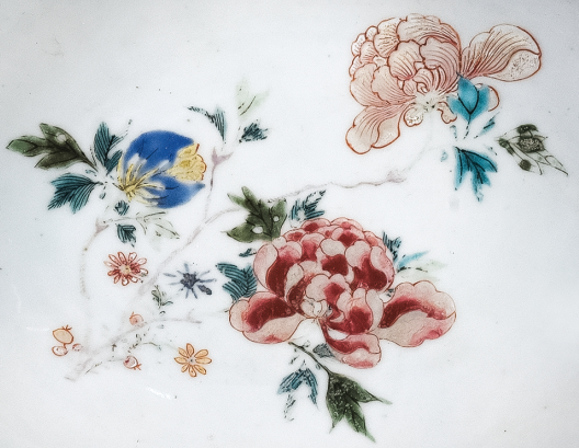 圖為清中期粉彩花卉紋剃須盤細(xì)節(jié)圖，盤心主題紋飾為花卉圖。（來源：廣州十三行博物館）