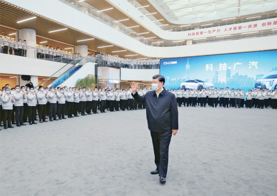 2023年4月10日至13日，中共中央總書記、國(guó)家主席、中央軍委主席習(xí)近平在廣東考察。這是12日下午，習(xí)近平在廣汽研究院向職工們揮手致意。 新華社記者 鞠鵬/攝